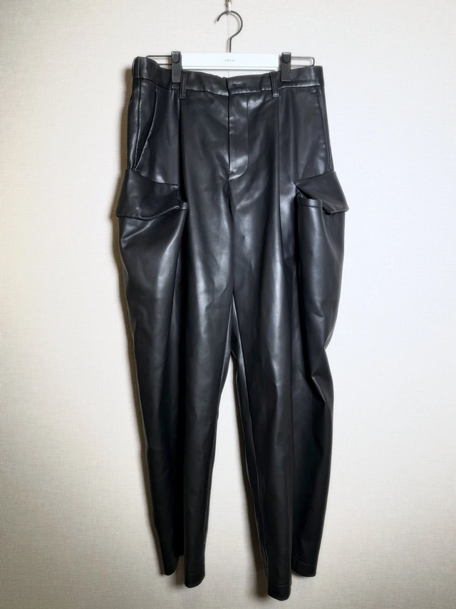 sacai イミテーションレザー カーゴパンツ 1枚目
