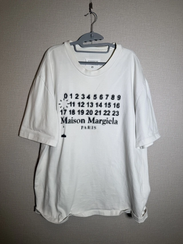 Maison Margiela ホワイト ナンバーロゴ Tシャツ 1枚目