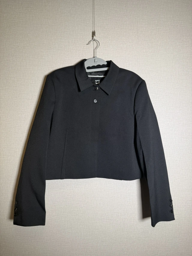 ADER ERROR ブラック クロップド長袖ポロシャツ 1枚目