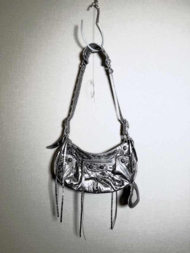 Balenciaga ブラック メタリックレザー ショルダーバッグ 1枚目