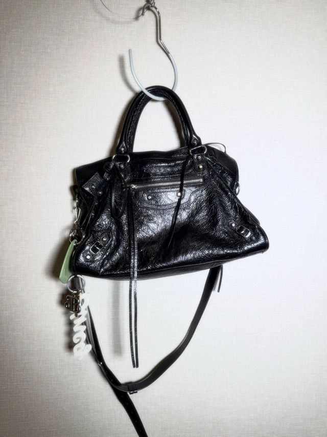 Balenciaga ブラック レザーハンドバッグ チャーム付き 1枚目