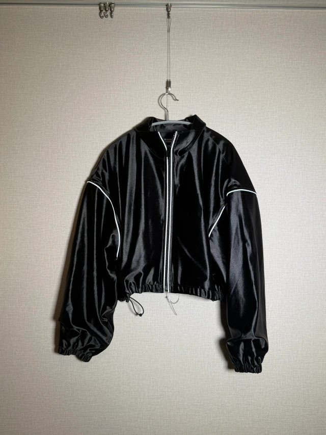 alexanderwang.t 黒サテン風・白パイピングの短丈ブルゾン 1枚目