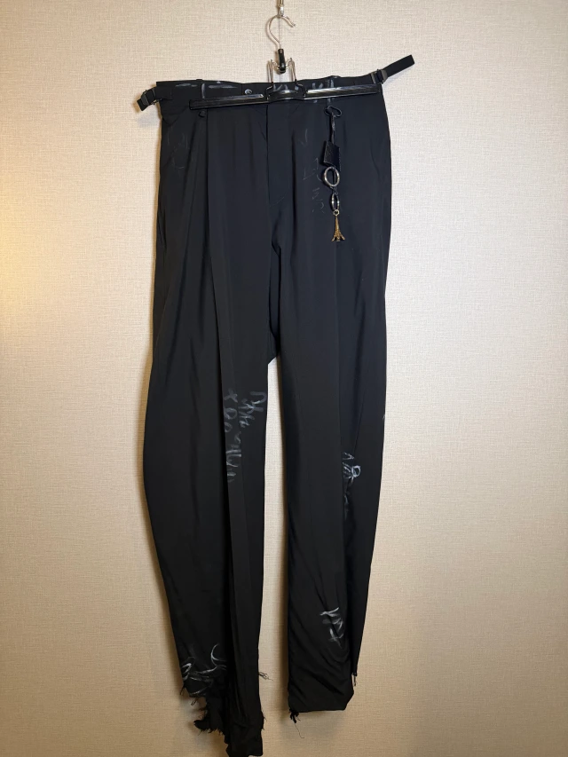 BALENCIAGA 落書き柄・切りっぱなし裾の黒パンツ 1枚目
