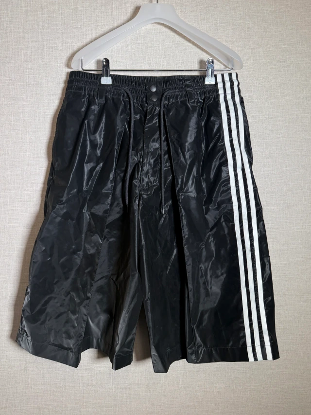 Y-3 光沢3ストライプ ショーツ 1枚目