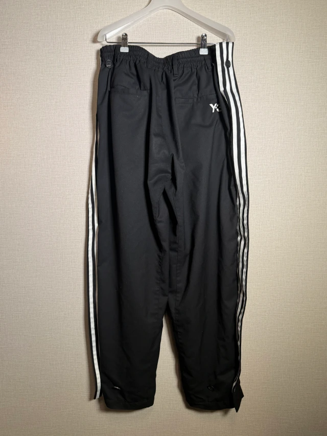 Y-3 3ストライプ テーパードパンツ 1枚目
