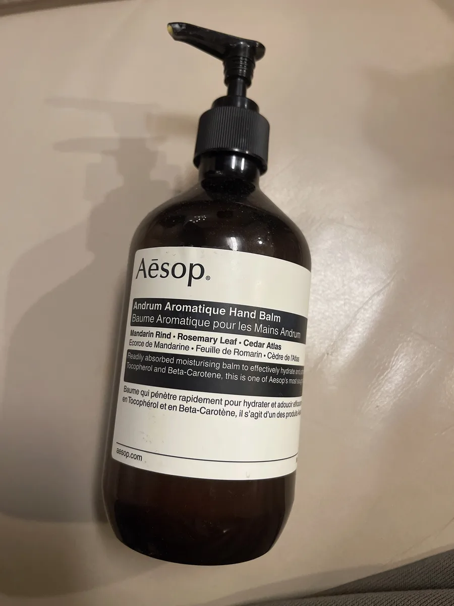 使用中のAesop アンドラム アロマティック ハンドバームのボトルを撮影した写真