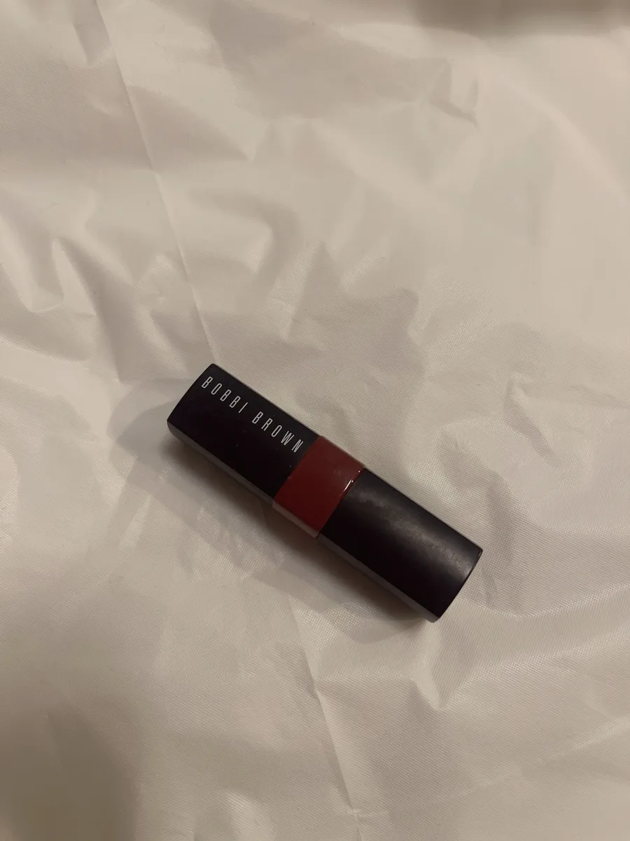 使用中のBOBBI BROWN クラッシュド リップ カラー（04 ルビー）を撮影した写真