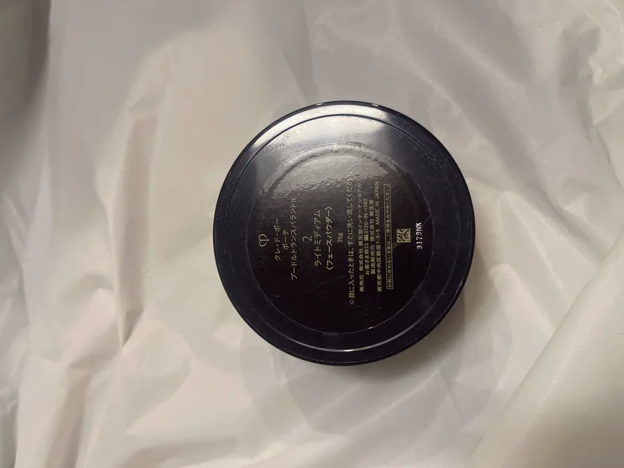Clé de Peau Beauté プードルリーブル トランスパラント n（2 ライトミディアム）の裏面の表示を撮影した写真