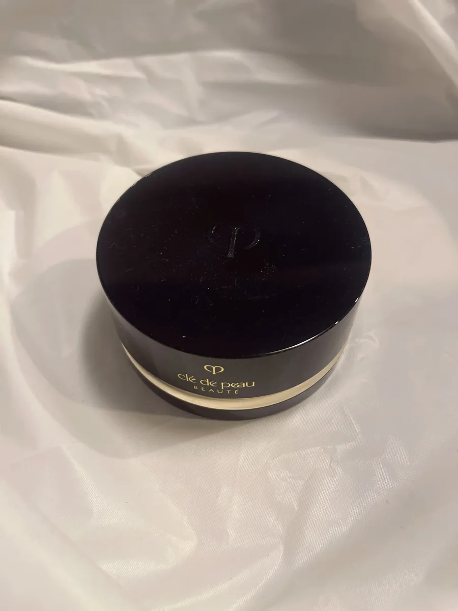 使用中のClé de Peau Beauté プードルリーブル トランスパラント n（2 ライトミディアム）を撮影した写真