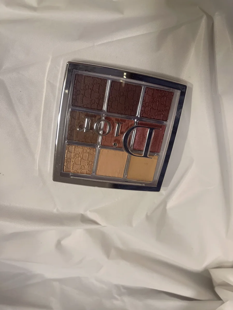 使用中のDIOR ディオール バックステージ アイ パレット（004 ローズウッド）を撮影した写真