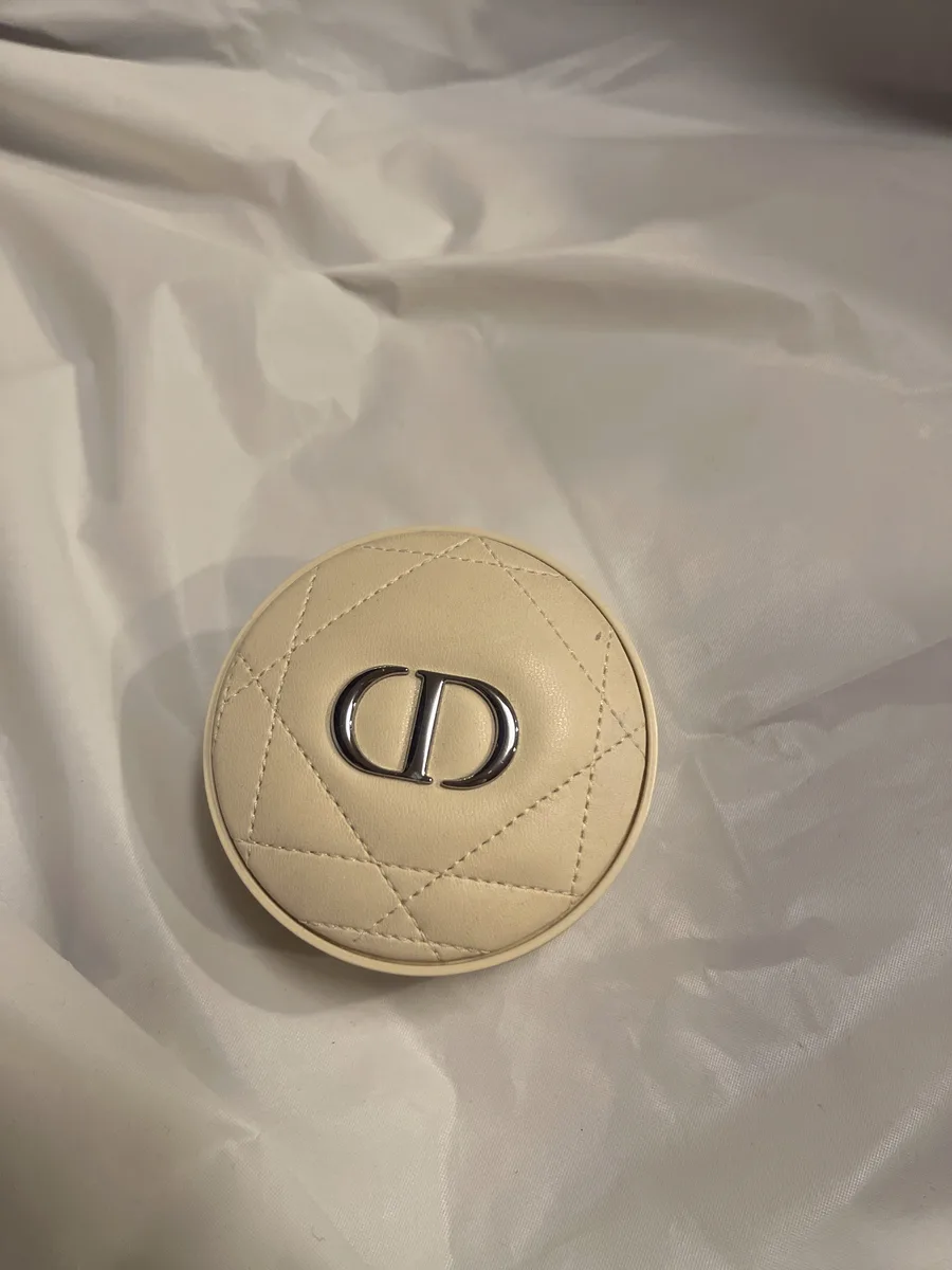 DIOR ディオールスキン フォーエヴァー クッション パウダー（050 Lavender）の実物を撮影した写真