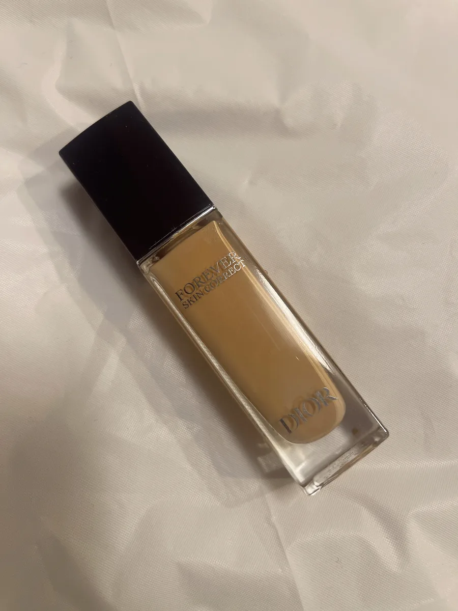 使用中のDIOR ディオールスキン フォーエヴァー スキン コレクト（1N）を撮影した写真