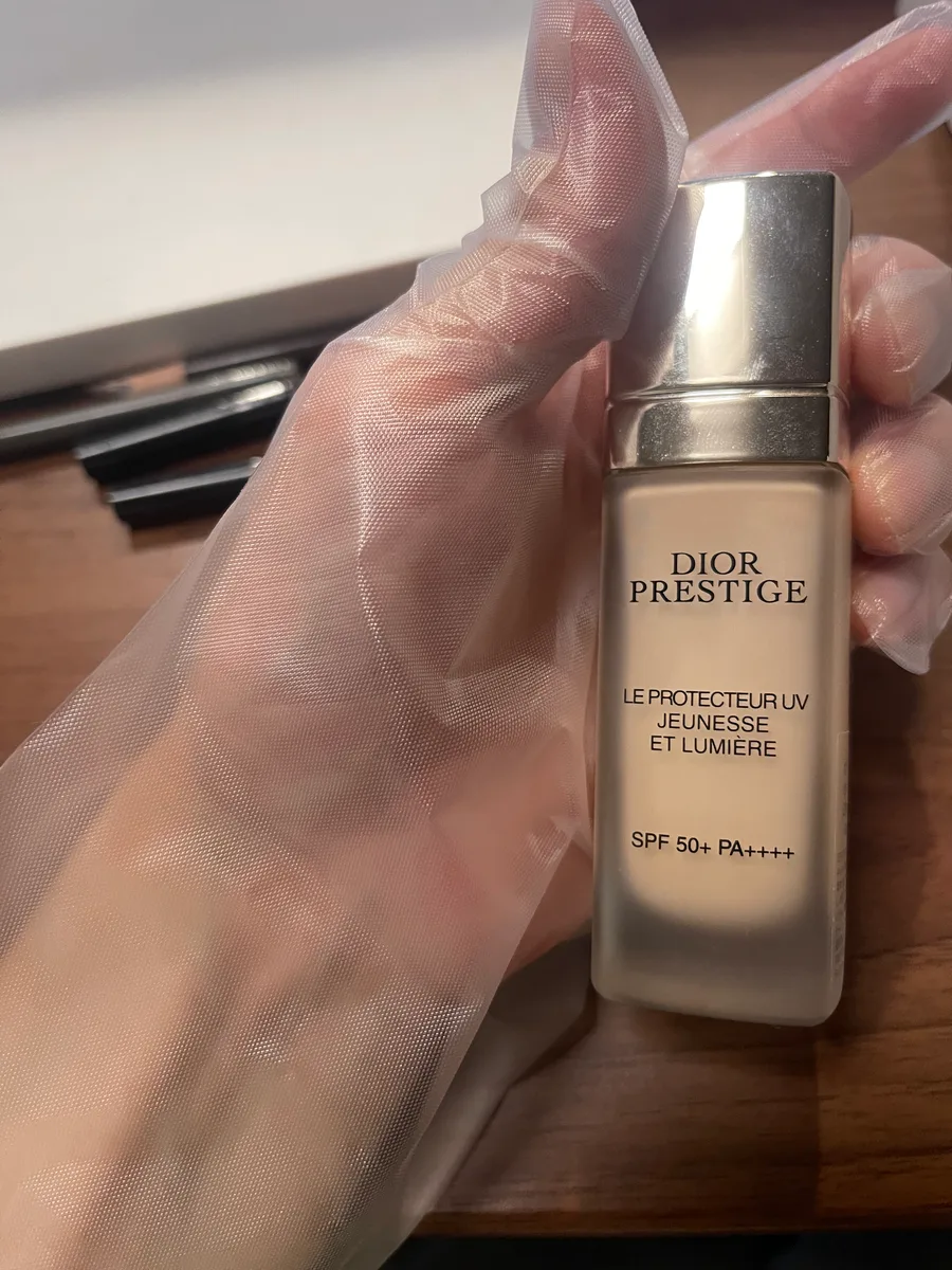 使用中のDIOR プレステージ ホワイト ル プロテクター UV ルミエール（BB 00）を撮影した写真