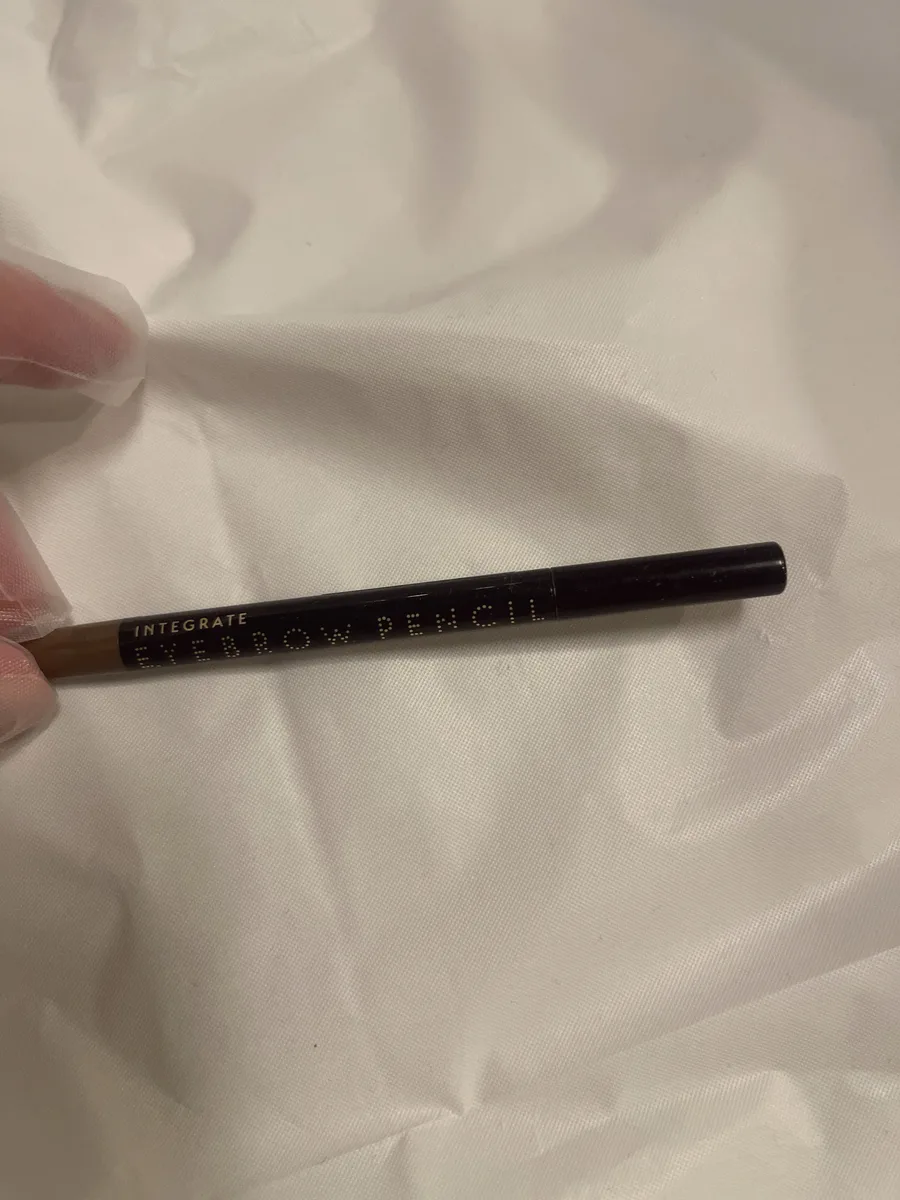 使用中のINTEGRATE アイブローペンシルN（BR666 ダークブラウン）を撮影した写真