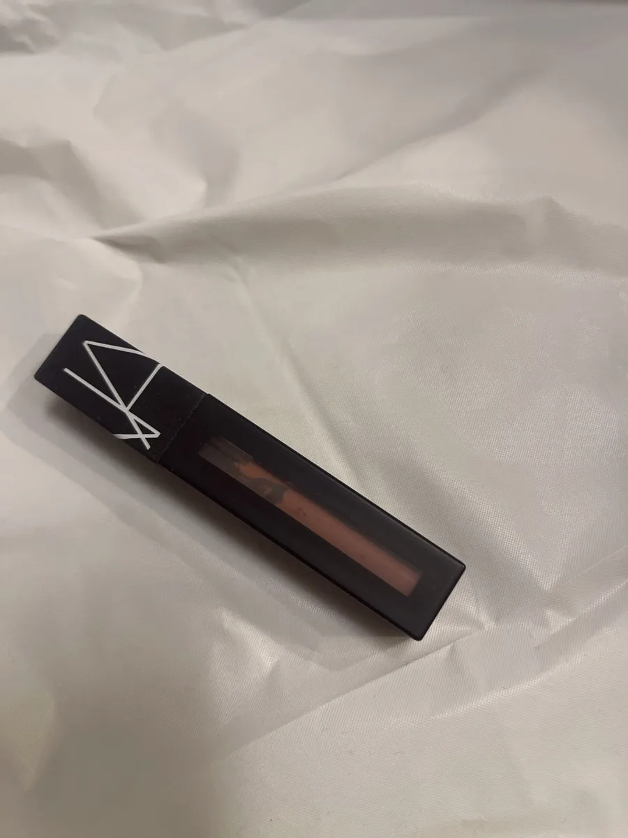 NARS パワーマットリップピグメント（01529 BAD GUY）の実物を撮影した写真